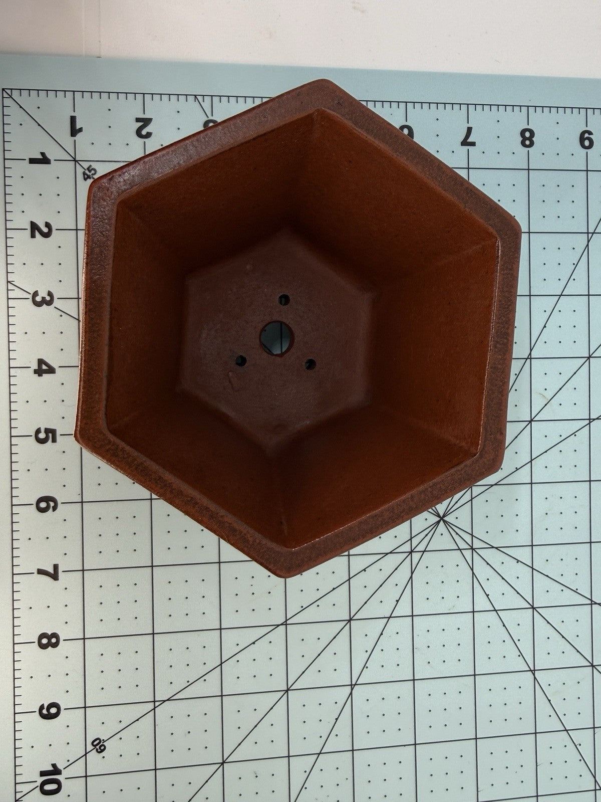 Overhead measurement view of the hexagonal pot's opening on a numbered grid
