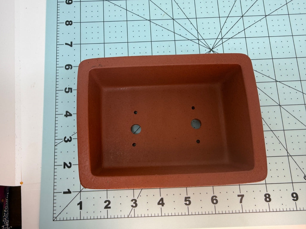 Overhead measurement view of the red rectangular pot on a numbered grid