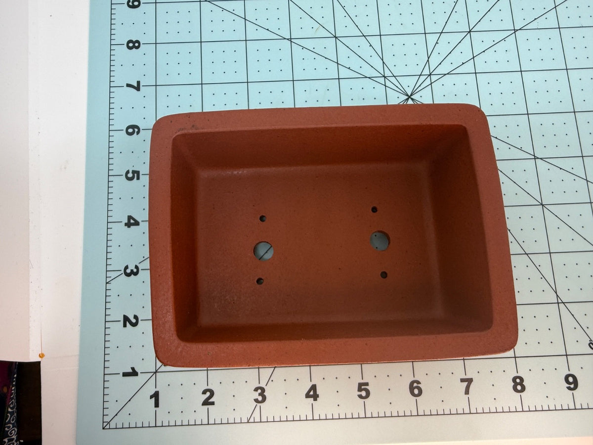 Overhead measurement view of the red rectangular pot on a numbered grid