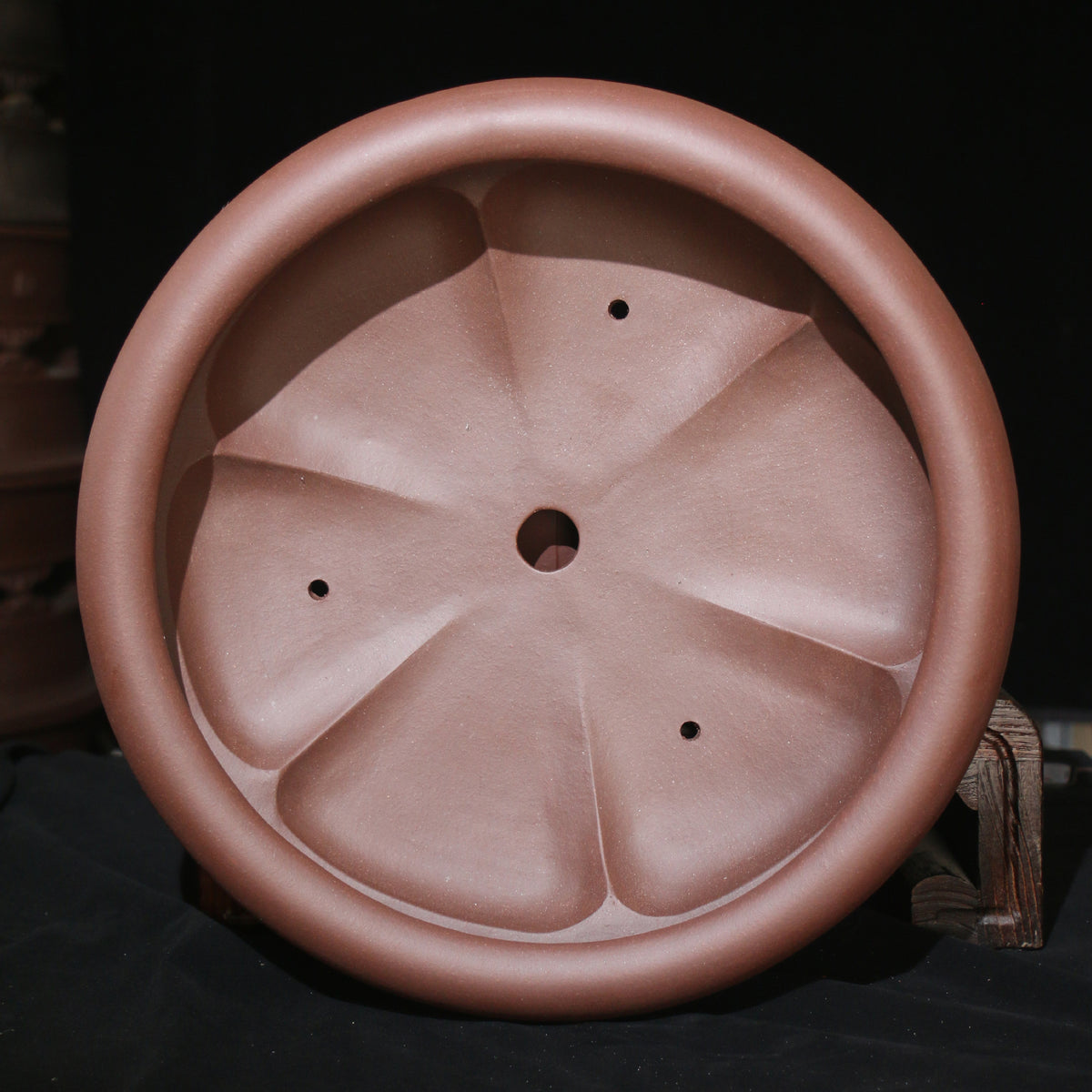 Top view of round pot showing lobed interior and central opening