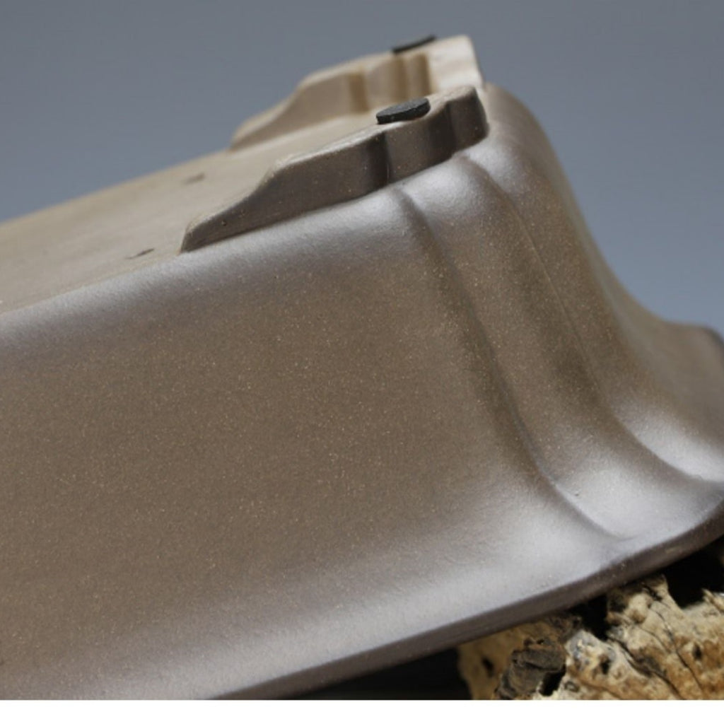Close-up of taupe pot wall and raised underside foot