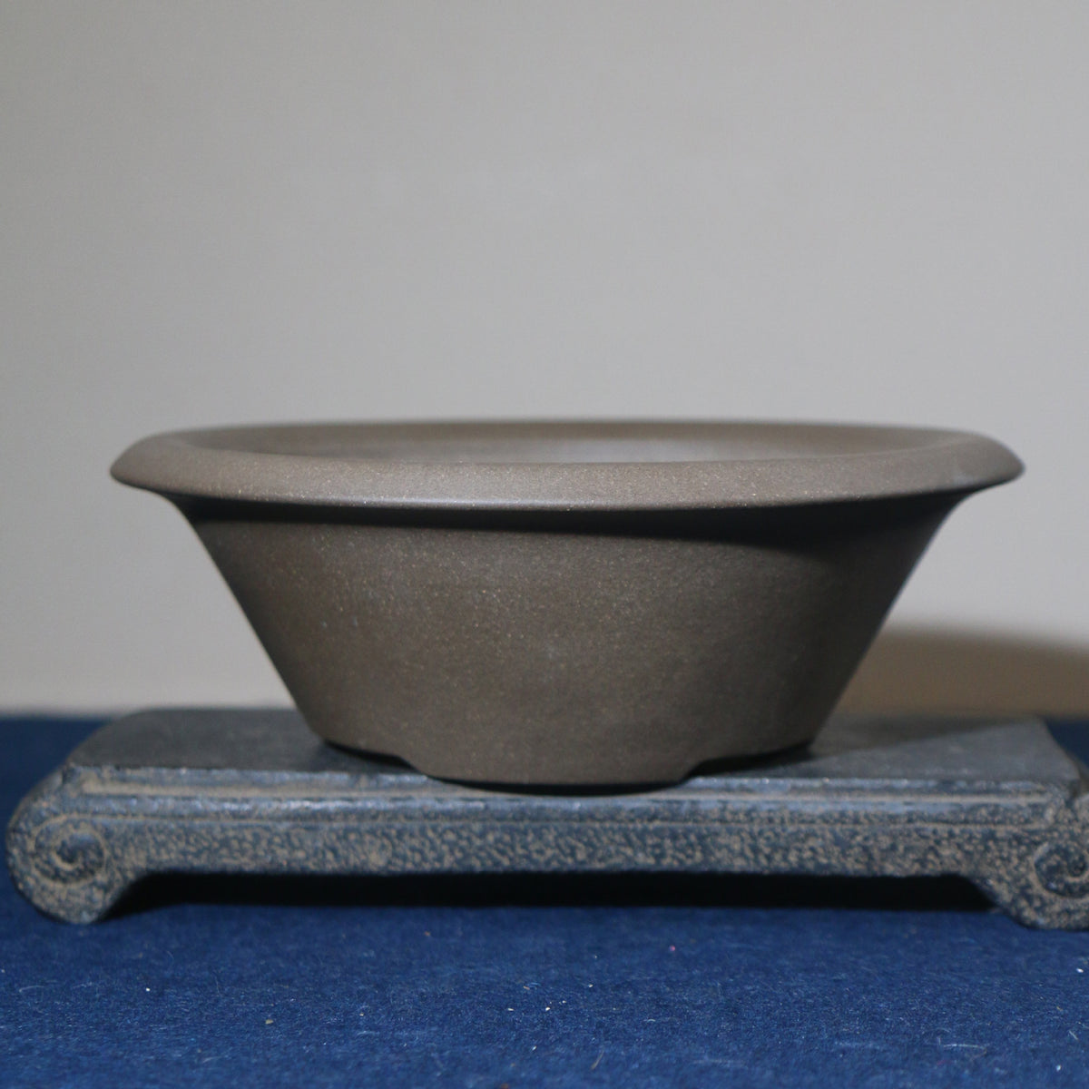 Front profile of gray conical bonsai pot