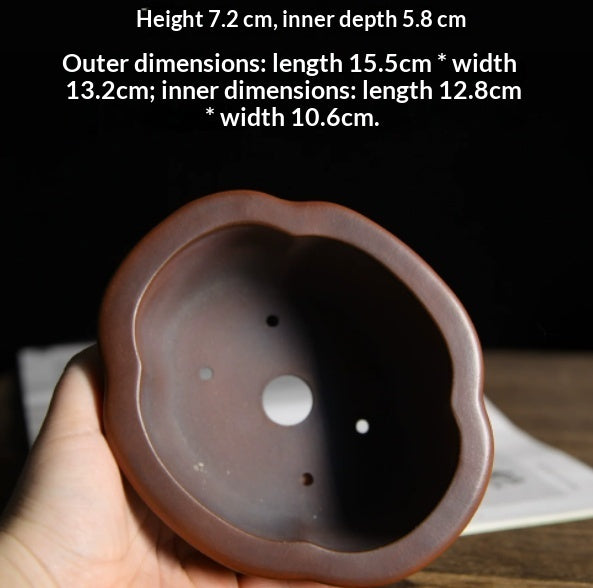 Top view of lobed pot showing central opening and measurement labels